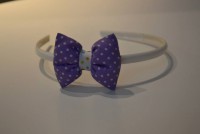 Bandolete com laço lilás.