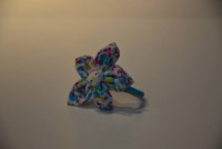 Elástico azul com Hello Kitty.