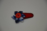 Gancho vermelho em feltro com flor.