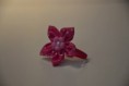 Elástico com flor rosa.